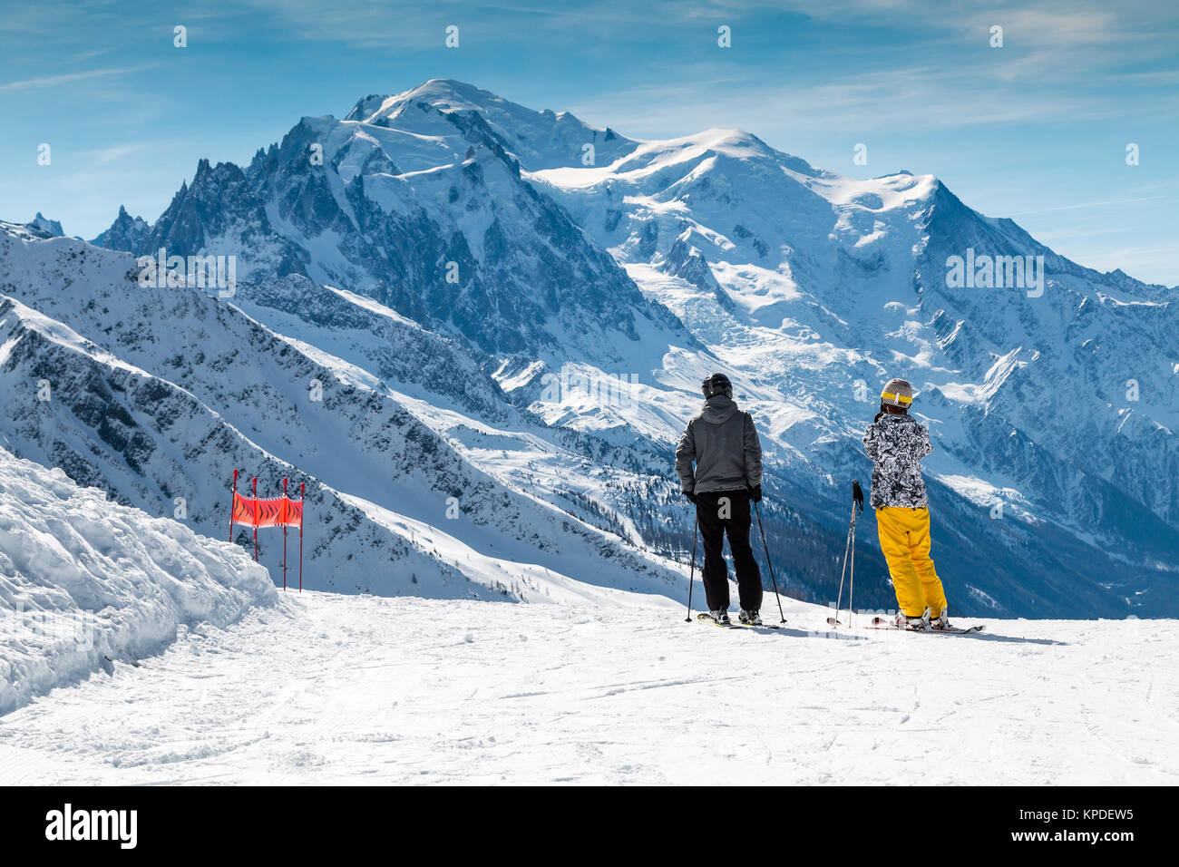 Niña, red ski pantalones, chaquetas, guantes, casco, gafas, botas de esquí  de color amarillo, rojo y amarillo los esquís esquí de montaña nevada  Fotografía de stock - Alamy