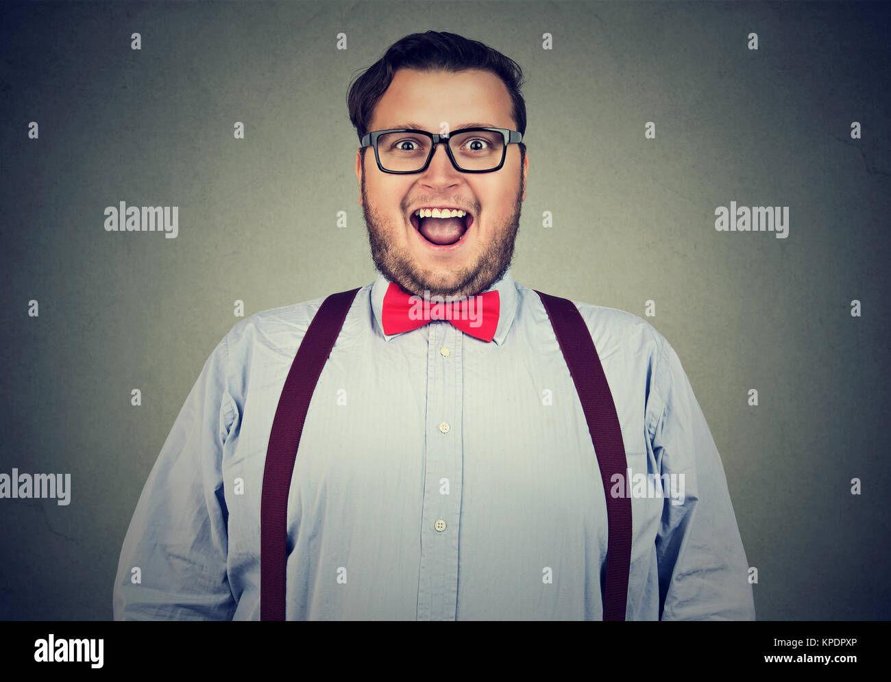 El uso de anteojos hombre obeso y rojo pajarita mirando a la cámara mirando  impresionados Fotografía de stock - Alamy