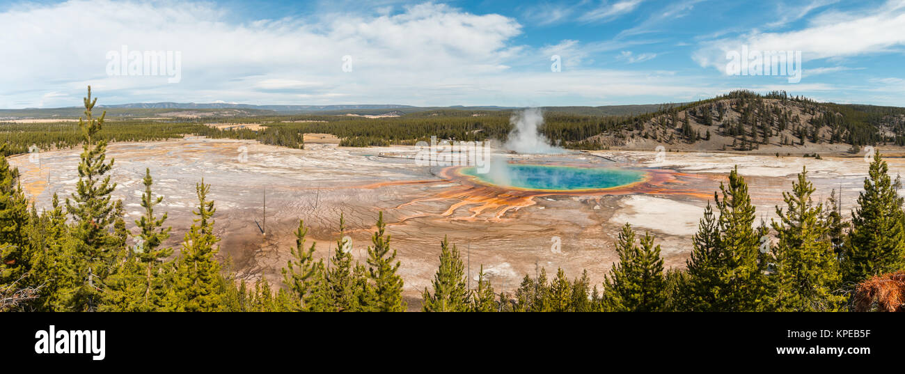 Panorama de Grand Prismatic Hot Spring en el Parque Nacional Yellowstone, Wyoming Foto de stock