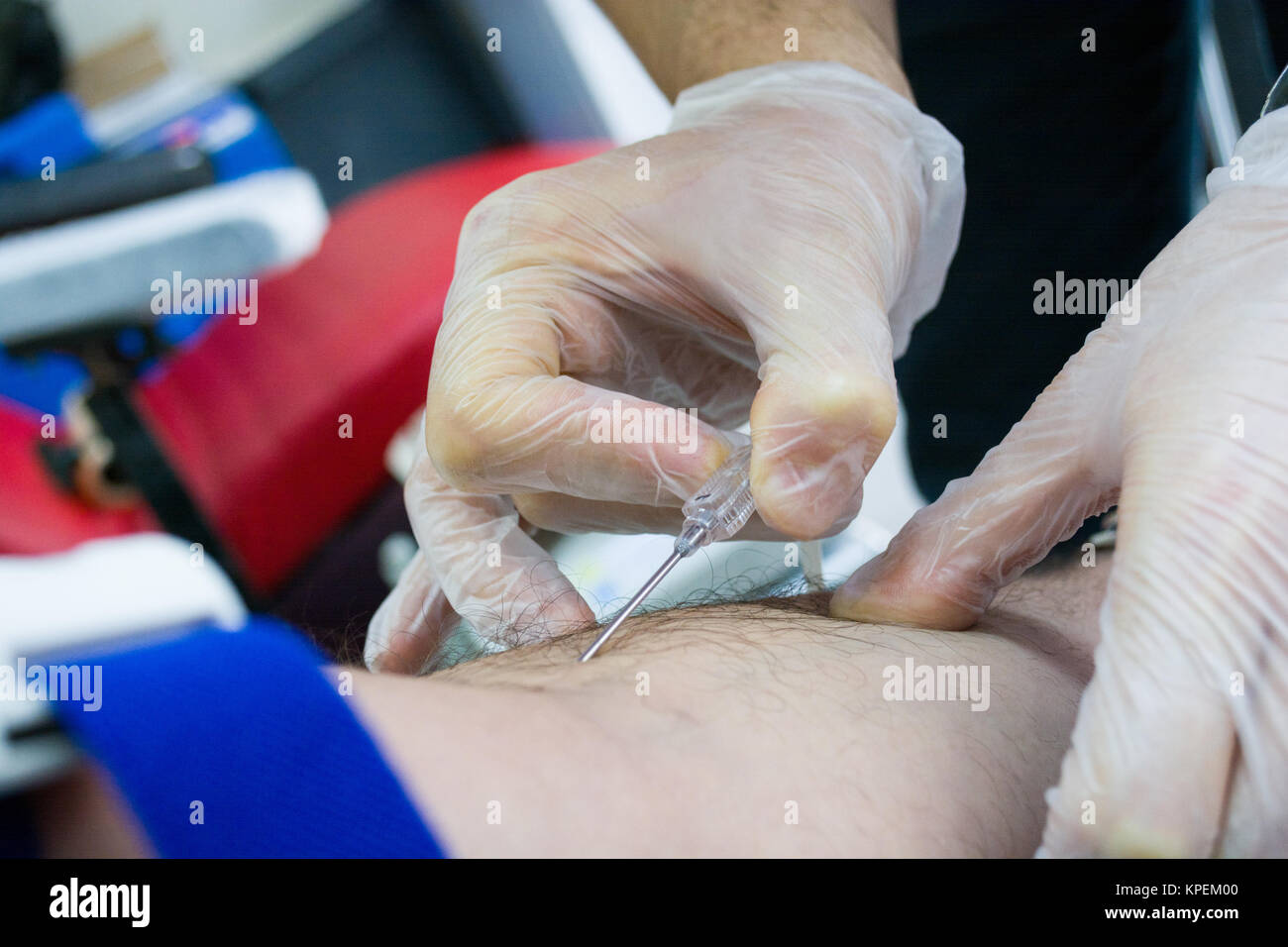 En donantes de sangre donación con una pelota botando sosteniendo en la mano Foto de stock