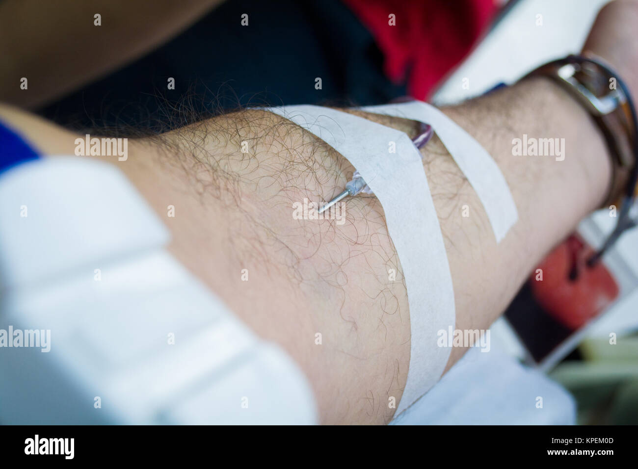 En donantes de sangre donación con una pelota botando sosteniendo en la mano Foto de stock