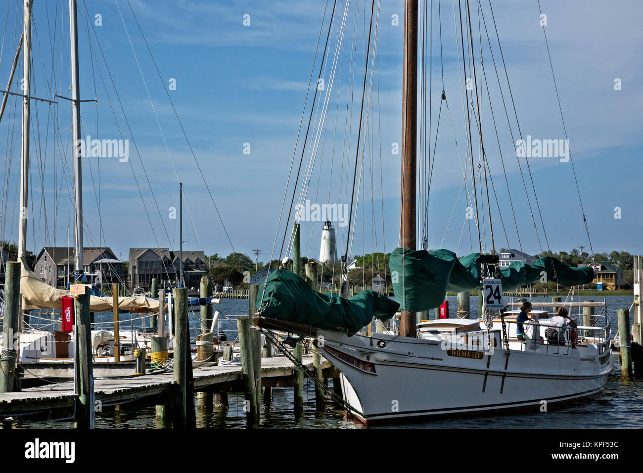 NC01074-00...North Carolina - velero en Silver Lake Harbour y la Isla Ocracoke faro en la ciudad de Ocracoke. Foto de stock