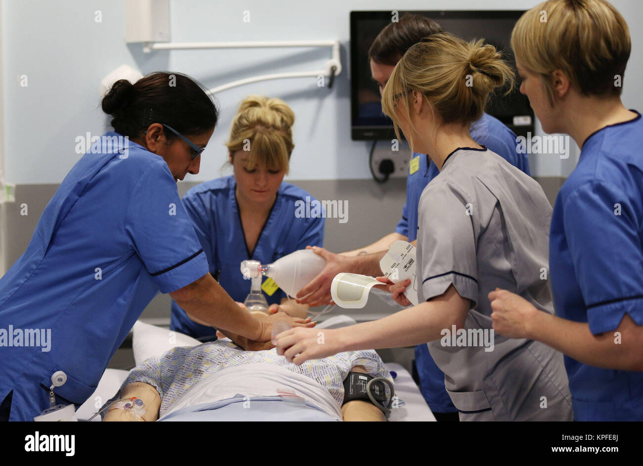 Una sesión de enseñanza sobre reanimación cardio-pulmonar (CPR) tiene lugar en un entorno simulado de ward durante una visita del Secretario de Finanzas escocés Derek Mackay al centro de enseñanza y aprendizaje, el Queen Elizabeth Hospital Universitario, Glasgow. Foto de stock