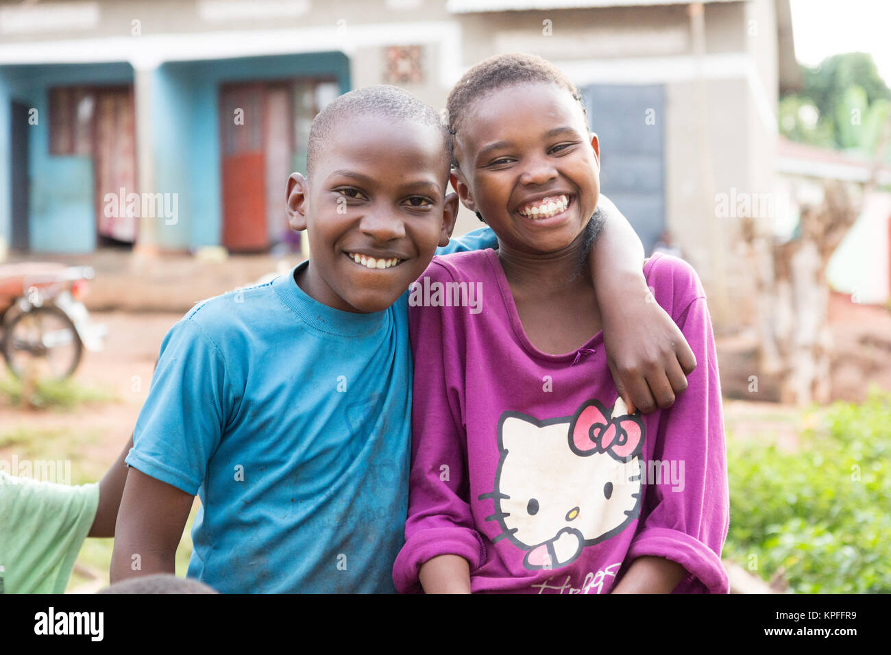 Lugazi, Uganda. El 18 de junio de 2017. Dos niños ugandeses de risa - un chico y una chica -quizás un hermano y una hermana. Foto de stock