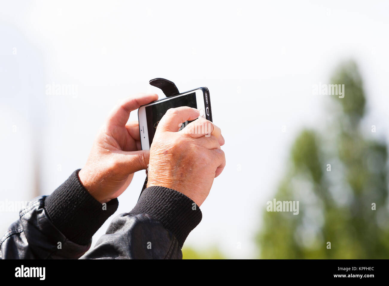 Londres, Reino Unido. Un hombre en una chaqueta de cuero negro utiliza su cameraphone para tomar una imagen de un monumento para conmemorar el 20º aniversario de la muerte de Di Foto de stock