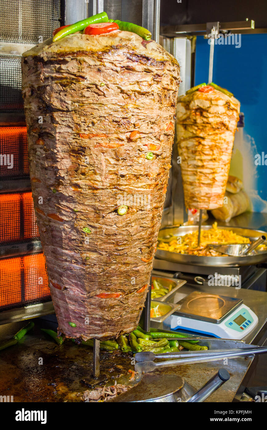 Doner kebab comida turca tradicional en una calle Foto de stock
