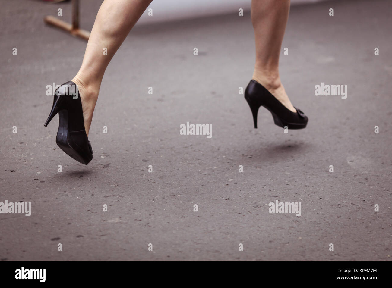Mujer corriendo en tacones altos Fotografía de stock - Alamy