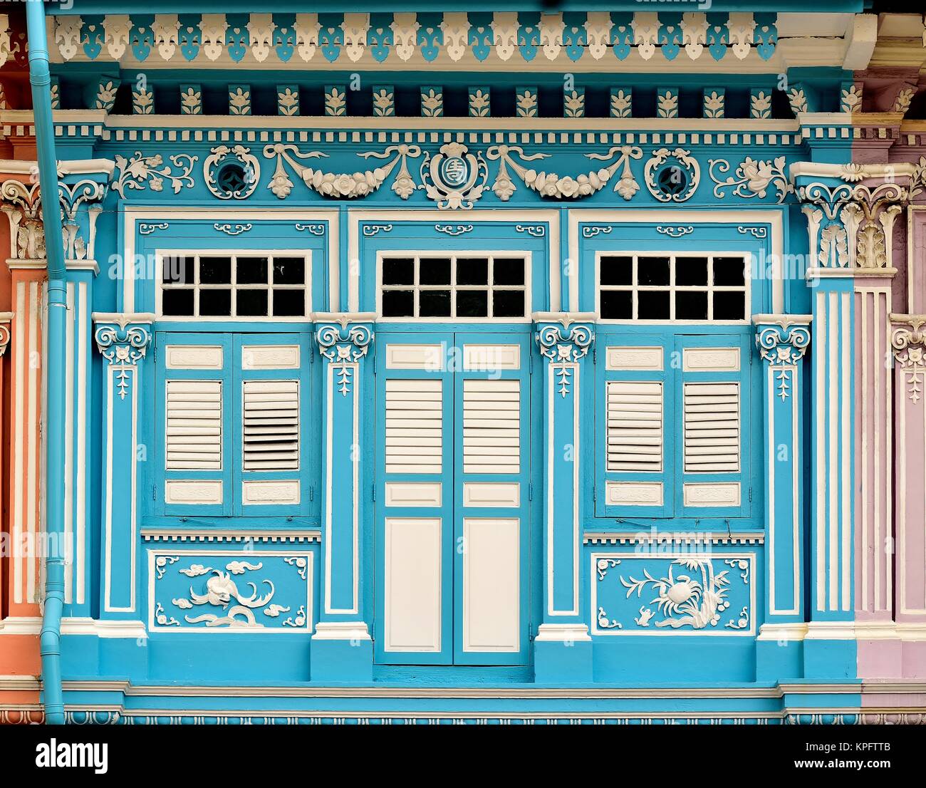 Patrimonio tradicional Singapur shop house con azul impresionante exterior y persianas de madera blanca en el histórico Joo Chiat Road Foto de stock