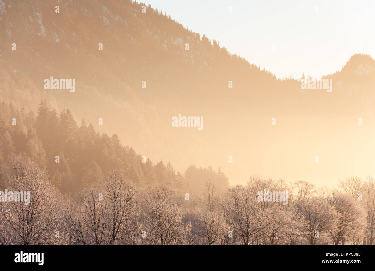 Sol de Mañana / Amanecer en el invierno Alpes cerca de pfronten,allgÃ¤u Foto de stock
