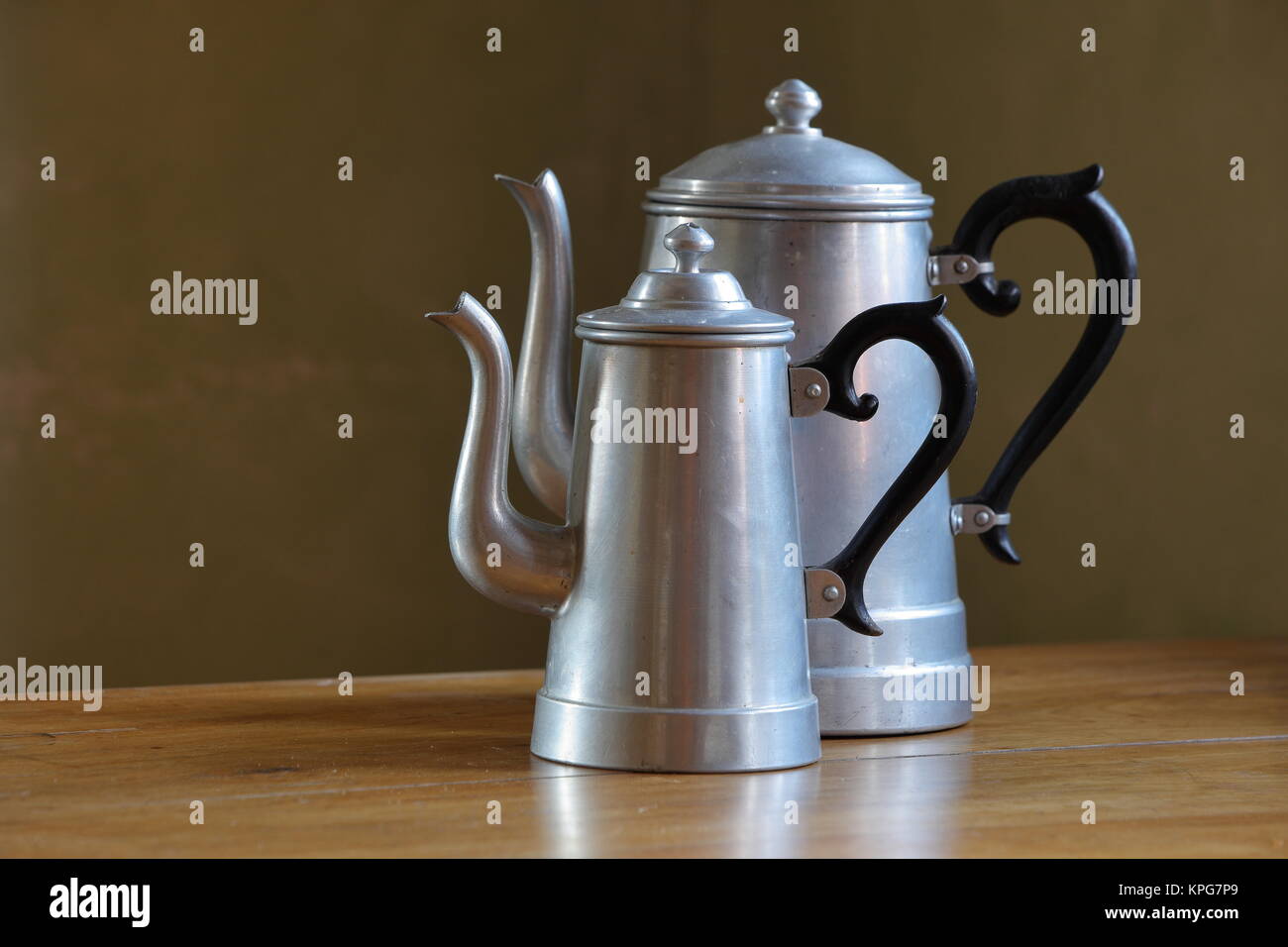 Antigua cafetera de aluminio Fotografía de stock - Alamy