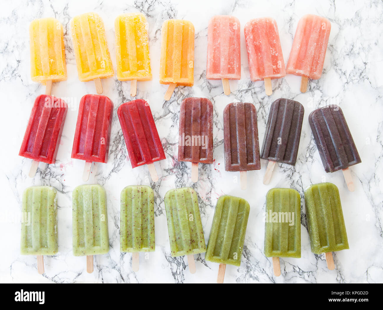 Paletas de helado helado casero en varios sabores Fotografía de stock