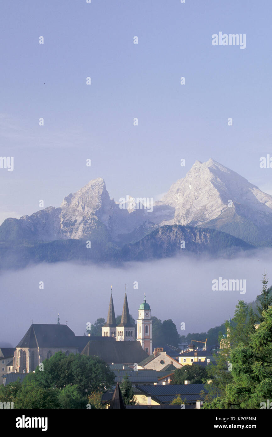 Alemania, Berchtesgaden. Campanarios de Saint Andrews y San Pedro en la niebla se disipa bajo Watzman montaña. Foto de stock