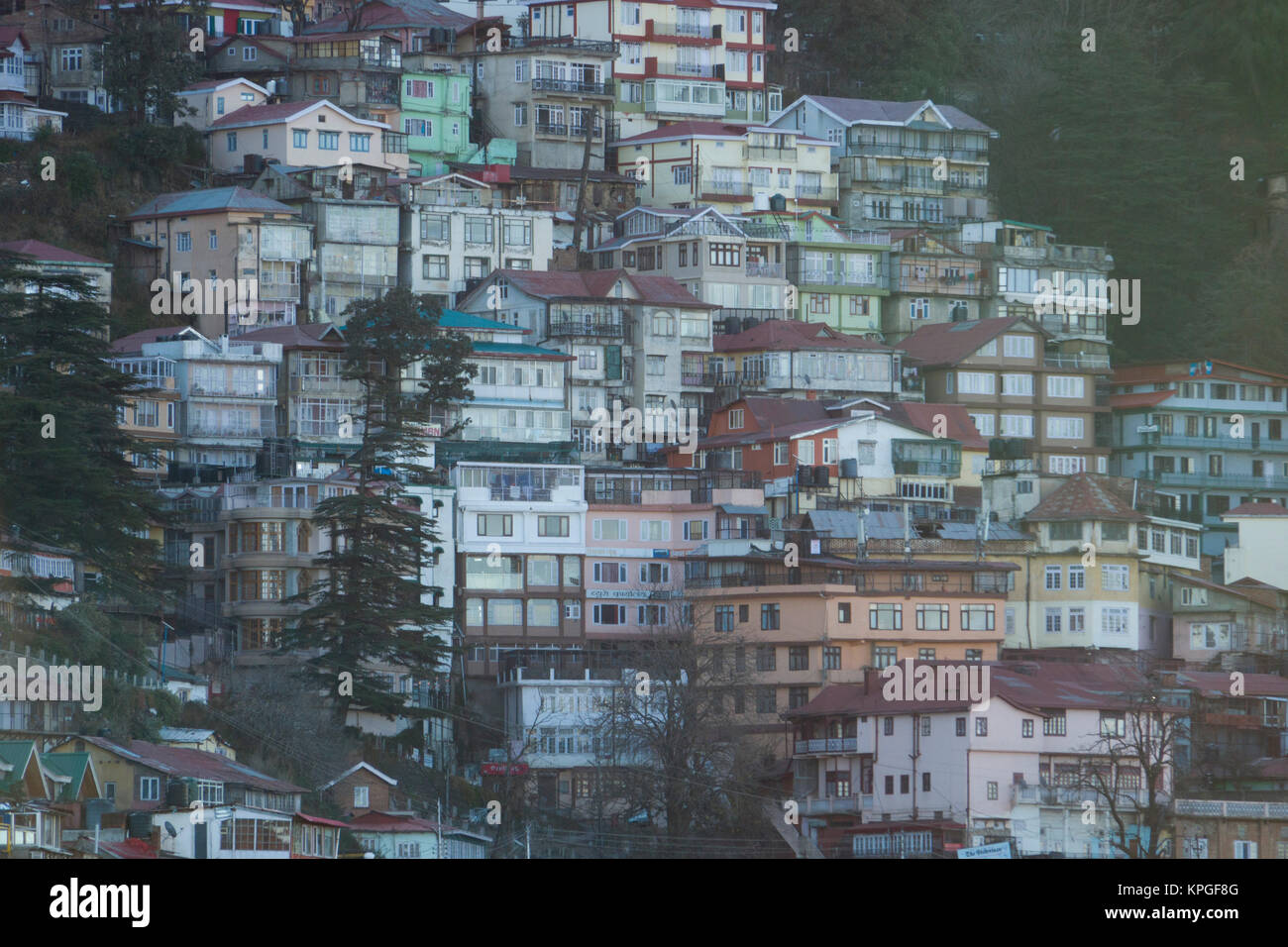 Tiered casas en ladera escarpada en Shimla, India Foto de stock