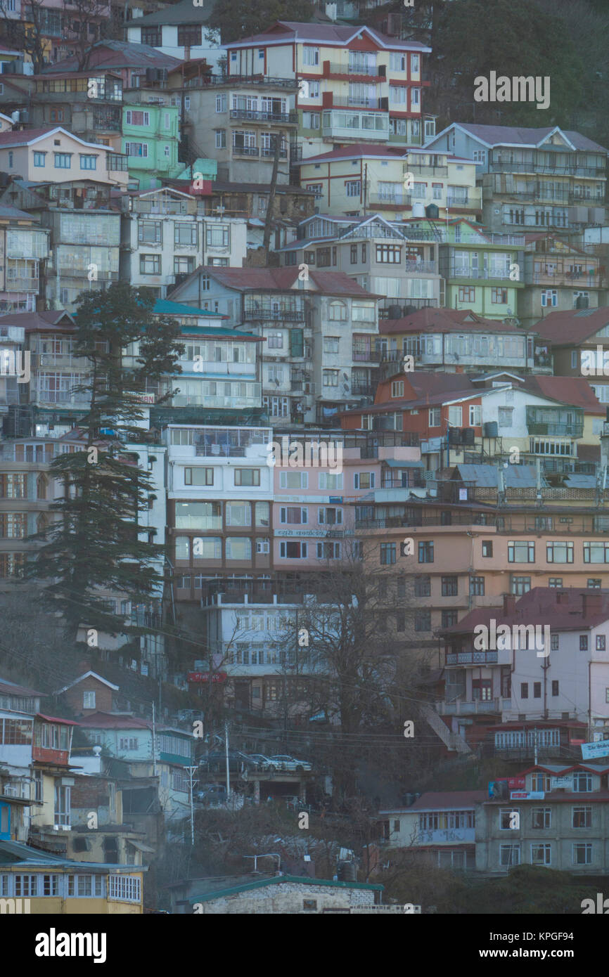 Tiered casas en ladera escarpada en Shimla, India Foto de stock