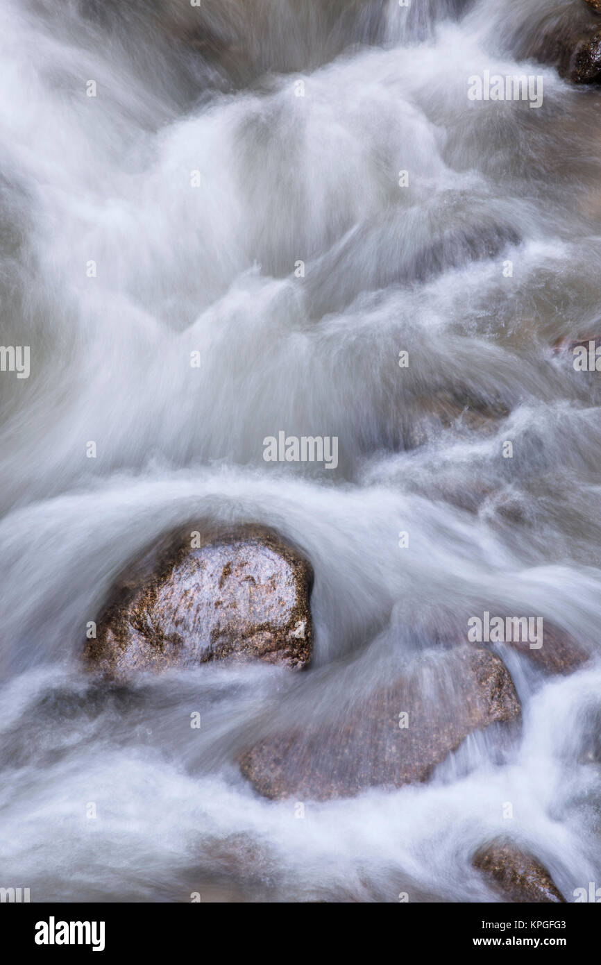 El agua que fluye alrededor de las rocas de Roaring Fork Creek en el rugiente motor horquilla gira en el Great Smoky Mountains National Park Tennessee, EE.UU. Foto de stock