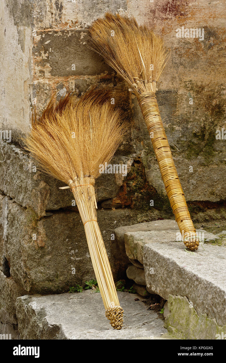 Par de escobas en pasos, Hong Cun Village, Yi County, China Fotografía de  stock - Alamy