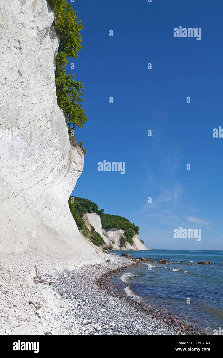 Chalk acantilado y la playa en el Parque Nacional Jasmund, Ruegen isla, Mecklemburgo-Pomerania Occidental, Mar Báltico, Alemania, Europa Foto de stock