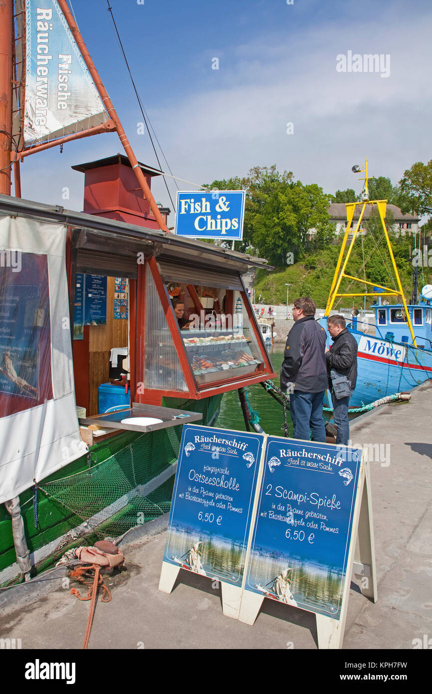 Sándwiches de pescados y aperitivos de pescado en el puerto de Sassnitz, Ruegen isla, Mecklemburgo-Pomerania Occidental, Mar Báltico, Alemania, Europa Foto de stock
