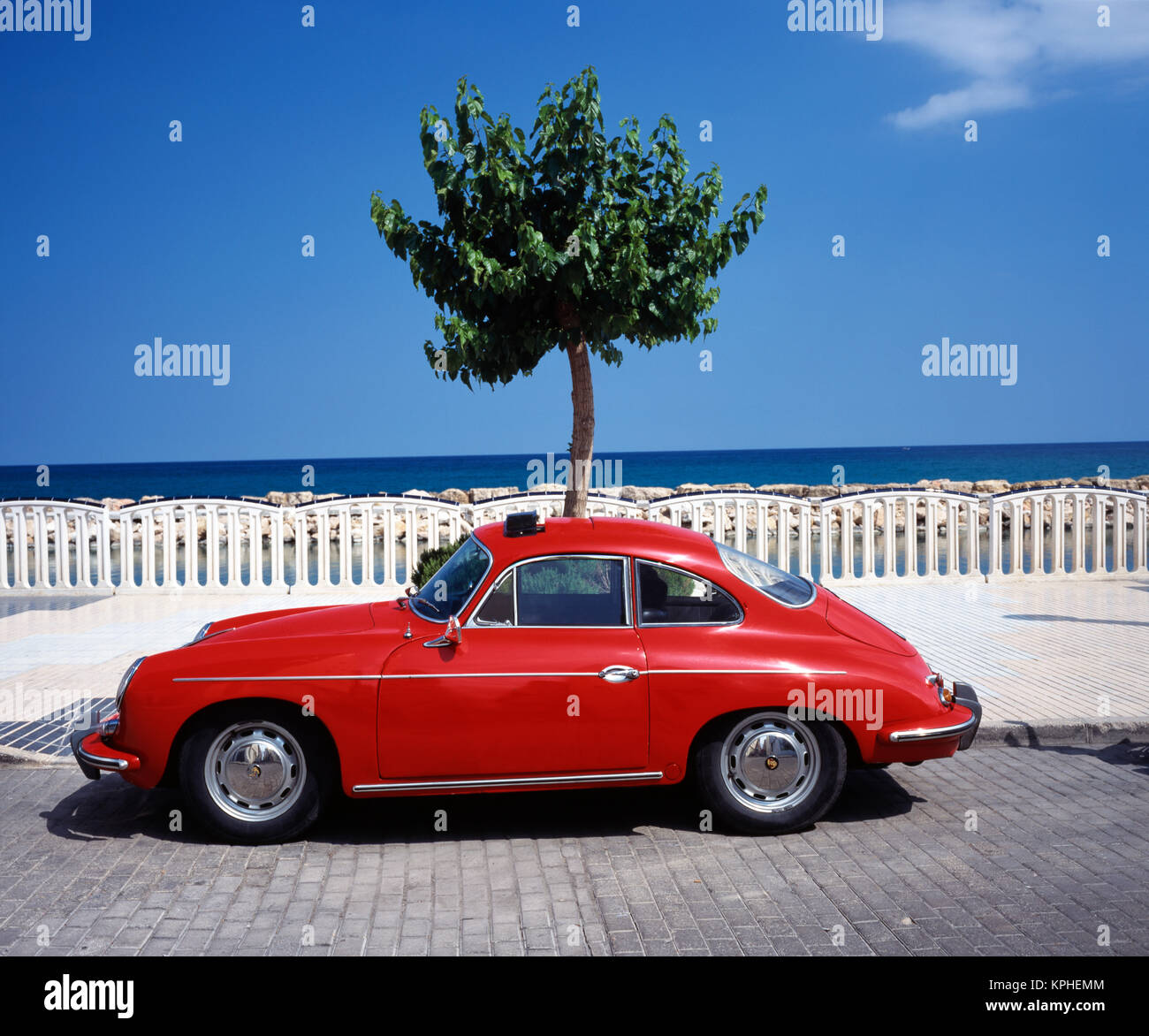 https://c8.alamy.com/compes/kphemm/espana-costa-blanca-alicante-altea-rojo-porsche-356-en-la-playa-de-gran-formato-tamanos-disponibles-kphemm.jpg