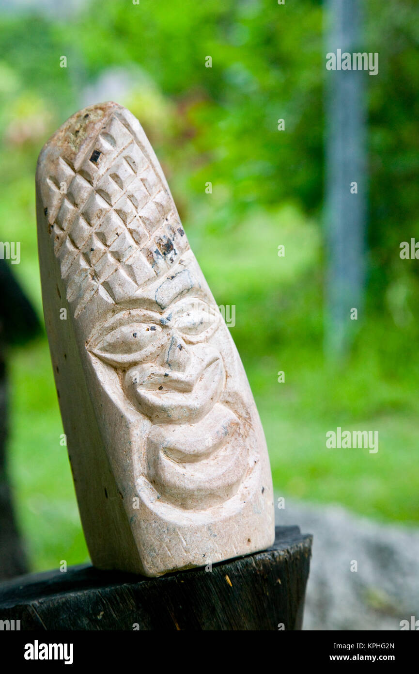 Nueva Caledonia, en el norte de Grande Terre, la isla Puebo. Kanak tallas  de piedra para la venta por la carretera Fotografía de stock - Alamy
