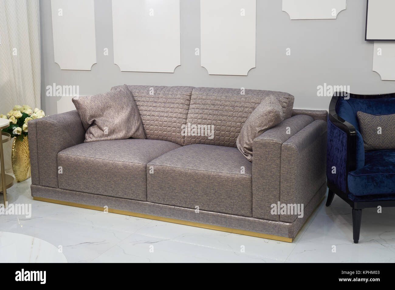 Nuevo sofá cómodo y parte de un sillón en la habitación Fotografía de stock  - Alamy