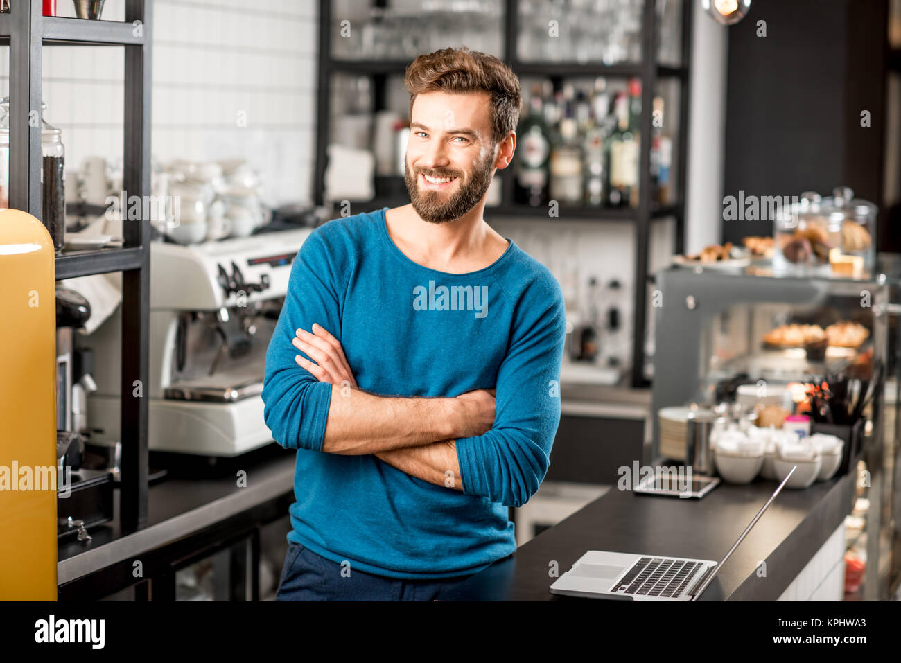 Retrato de un guapo cafe propietario Foto de stock