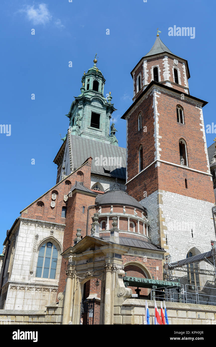 Cracovia, Polonia - Agosto 5, 2017:Detalle del Castillo Real de Wawel fue el hogar de reyes y príncipes polacos. Actualmente, la UNESCO Patrimonio de la Humanidad, fue construido b Foto de stock