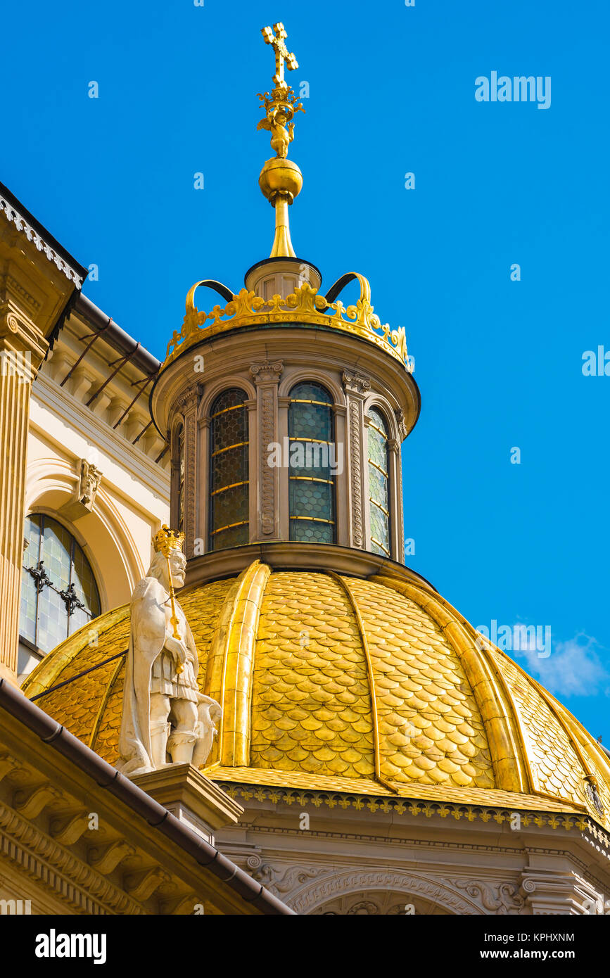 Polonia color, detalle de la cúpula de linterna de color dorado en el exterior de la catedral medieval sobre la colina de Wawel, en Cracovia, Polonia. Foto de stock