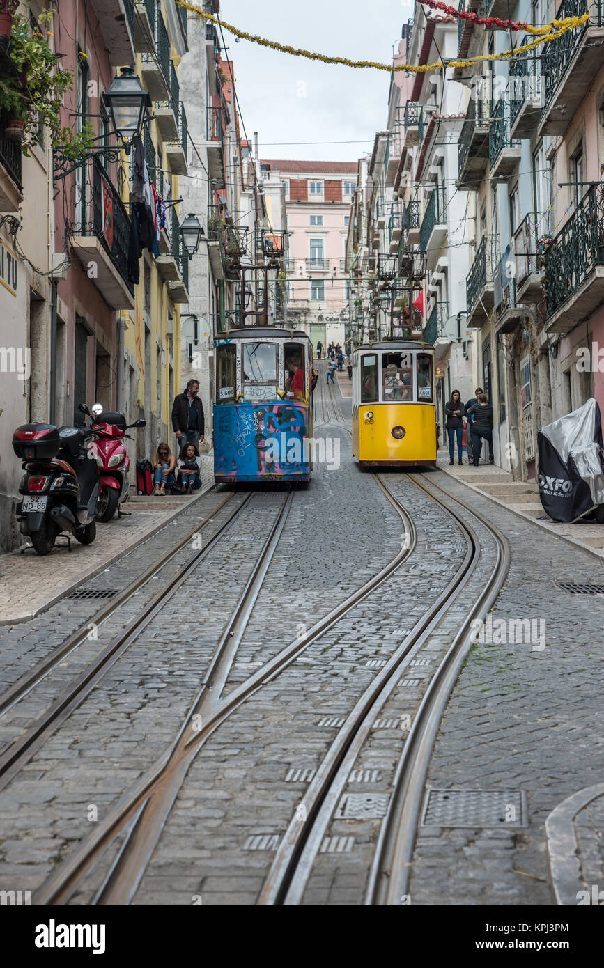 Lisboa, Portugal, 25 de octubre de 2016: histórico y famoso evevator Bica dos carros reunión Foto de stock