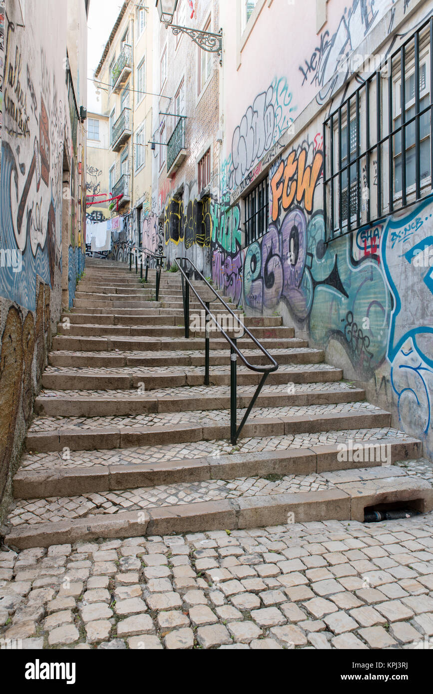 Lisboa, Portugal - 26 de octubre de 2016. Angosta calle graffiti pintado en el casco antiguo de la ciudad. Foto de stock
