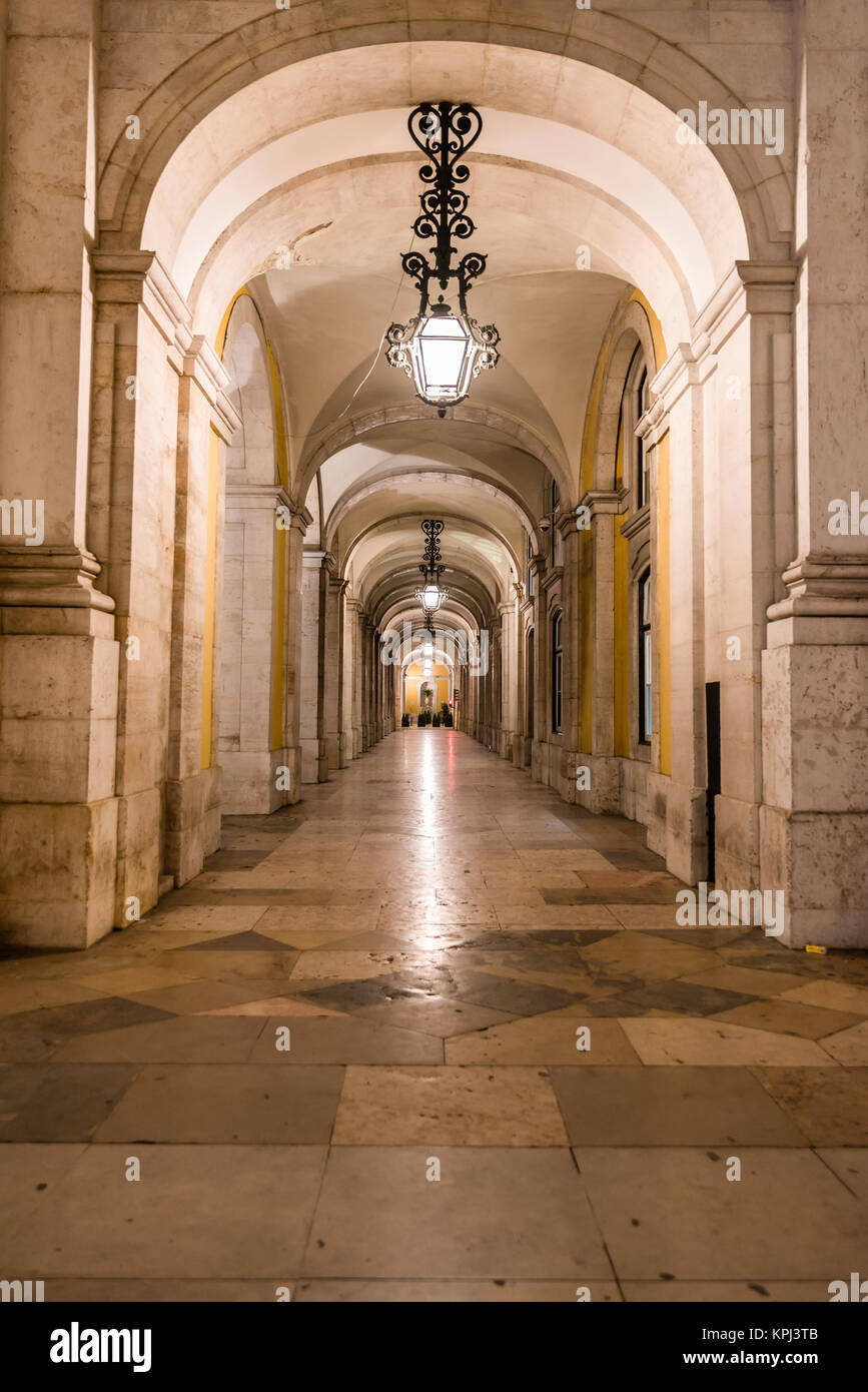 Lisboa, Portugal - 27 de octubre de 2016- vista nocturna de tráfico de la ciudad en la Plaza del Arco de Commercia Foto de stock