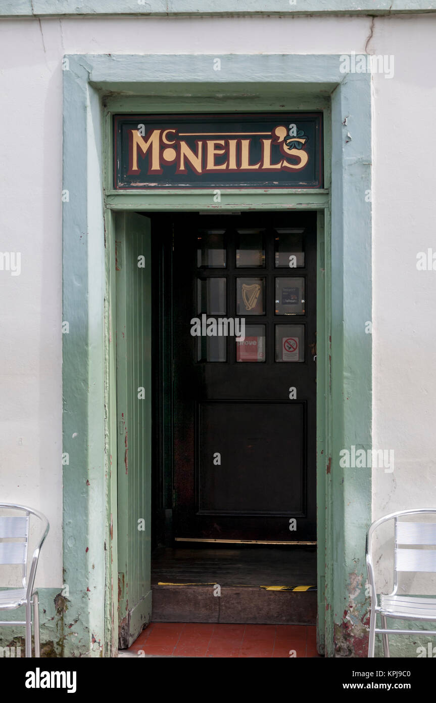 Entrada a McNeill's Bar en Stornoway, en la isla de Lewis en las Hébridas Exteriores. Foto de stock