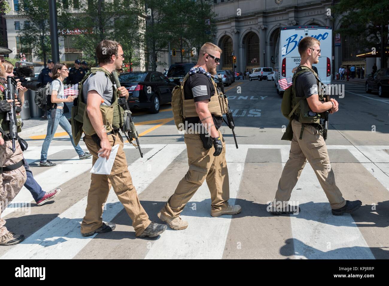 Los miembros de un grupo de milicianos de Ohio protesta por que llevaban abiertamente estilo militar de armas semiautomáticas en el centro cerca de la Convención Nacional Republicana el 19 de julio de 2016 en Cleveland, Ohio. Foto de stock