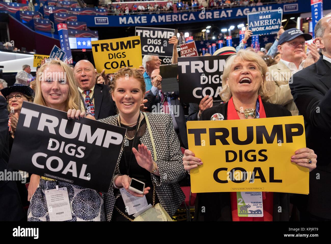 Carbón partidarios sostienen carteles que dicen Trump excava el carbón durante un discurso sobre el carbón durante el segundo día de la Convención Nacional Republicana a través del enlace directo de vídeo el 19 de julio de 2016 en Cleveland, Ohio. Anteriormente en el día de los delegados designados oficialmente Donald J. Trump para presidente. Foto de stock