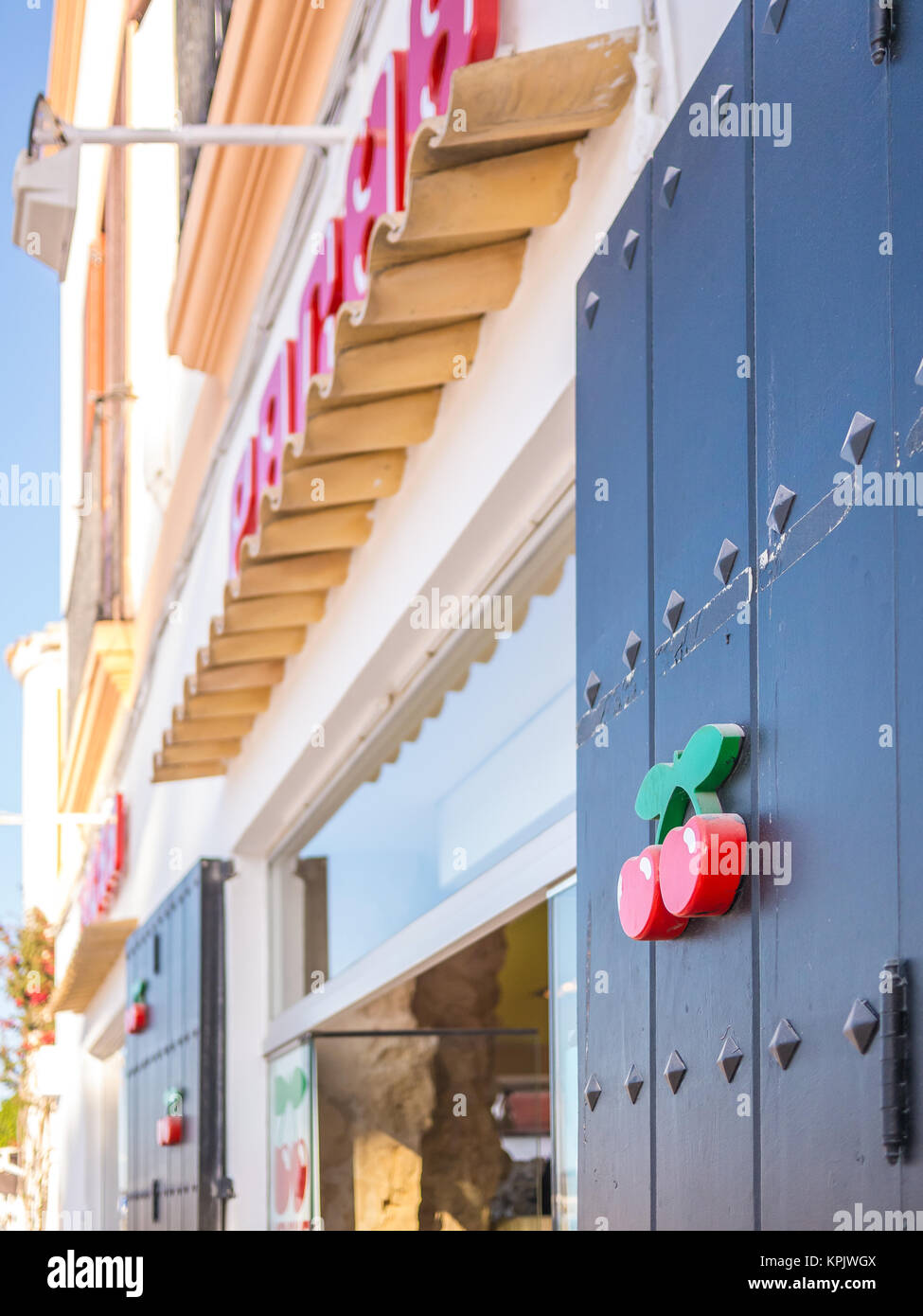 IBIZA, España - 23 de mayo de 2015. La tienda de Pacha productos en el  puerto de Ibiza Fotografía de stock - Alamy