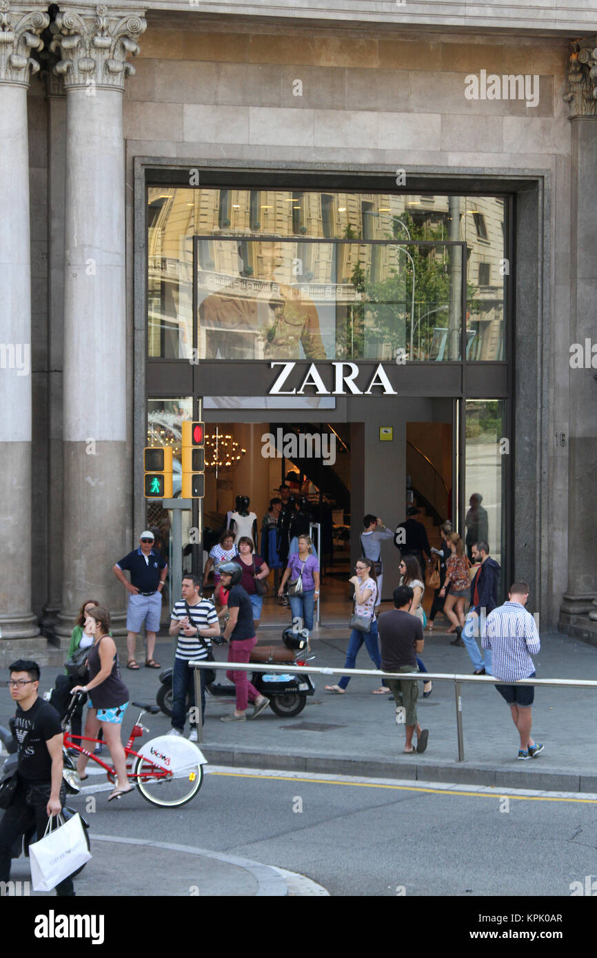 Tienda de Zara en el centro comercial Glòries, cerca de la Torre Agbar, la  Plaza de Cataluña, Barcelona, España Fotografía de stock - Alamy
