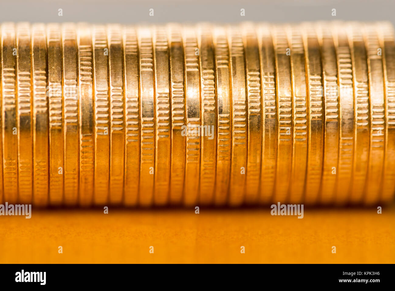 Pila de monedas de oro Foto de stock