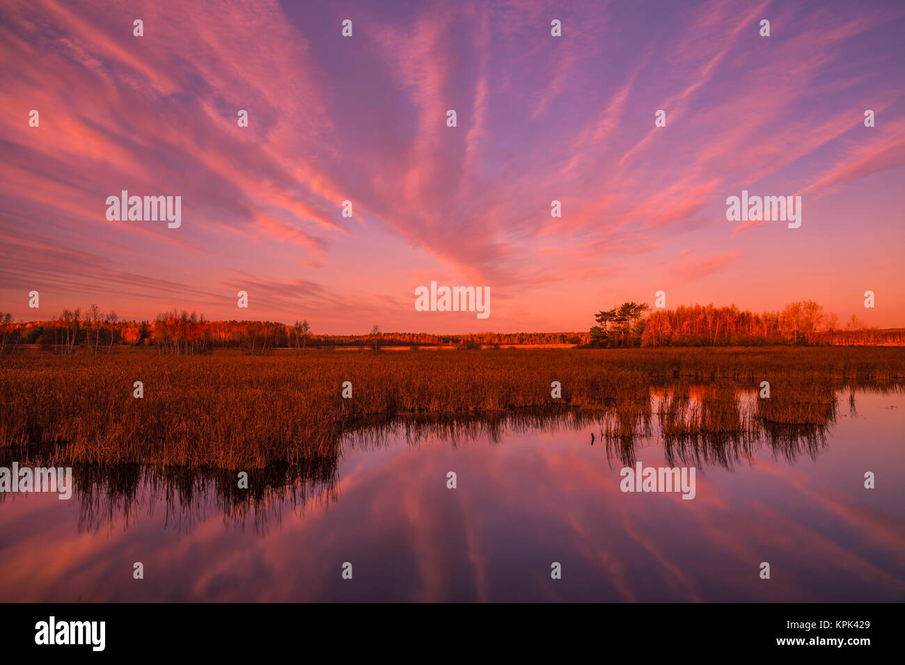 Los primeros momentos del amanecer ilumina el río Maccan y Marsh a finales de octubre; Maccan, Nova Scotia, Canadá Foto de stock