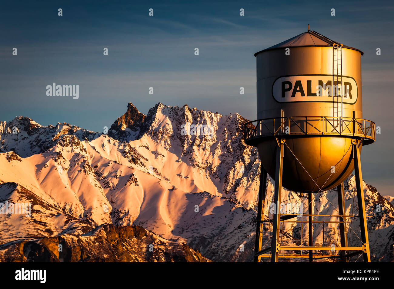 Palmer torre de agua y Matanuska pico al atardecer en invierno, Matanuska Valley, Sur-central; en Palmer, Alaska, Estados Unidos de América Foto de stock