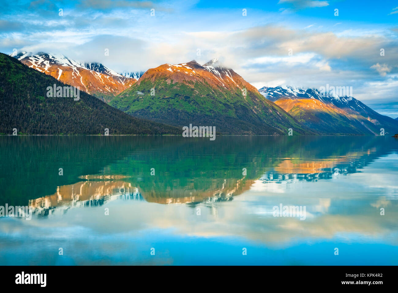 Black Mountain y Sleeping Sister Mountain en las montañas Kenai se reflejan en el lago Kenai al amanecer, alpenglow en los picos. Chugach National Forest, S.. Foto de stock