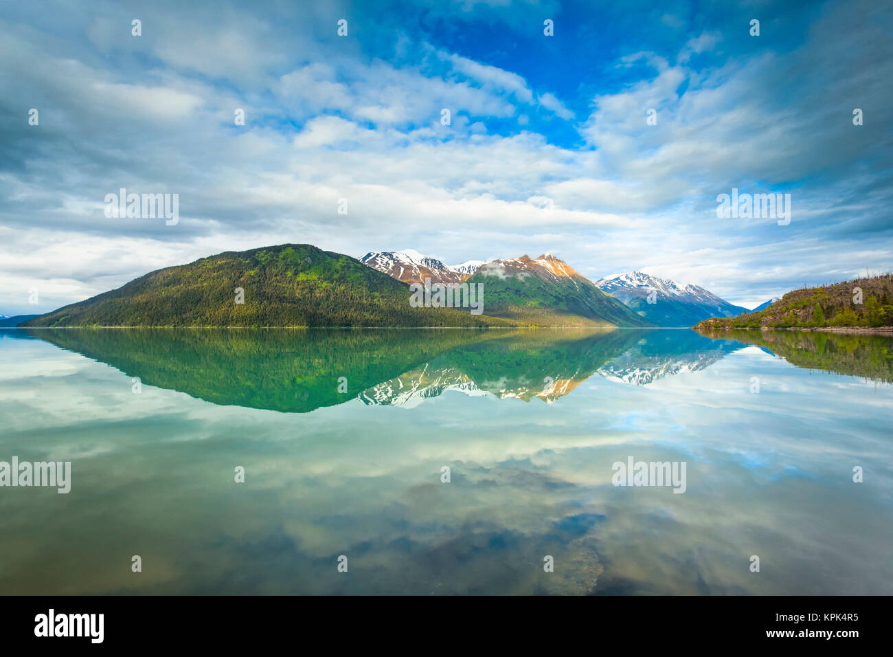 Los reflejos de las Montañas en Kenai Kenai Lago; Alaska, Estados Unidos de América Foto de stock