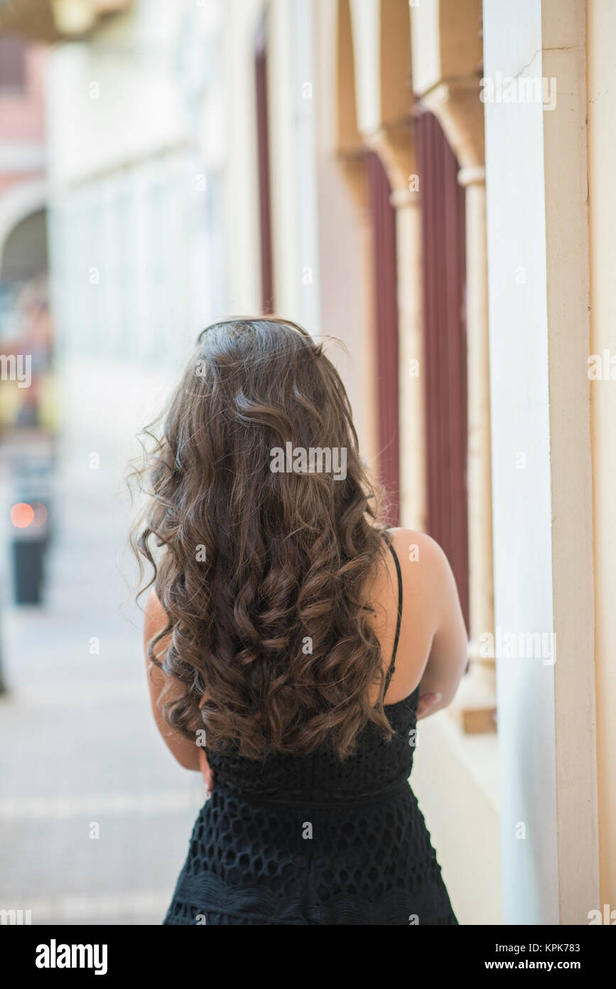 Discriminatorio club China Vista trasera de una mujer joven con cabello ondulado exterior permanente  Fotografía de stock - Alamy