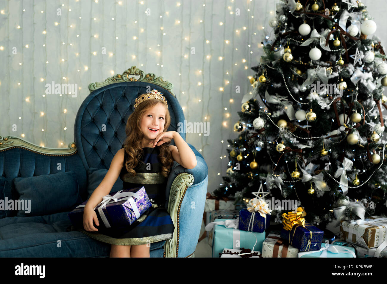 Invierno, gente, navidad, moda y concepto de infancia - niña feliz