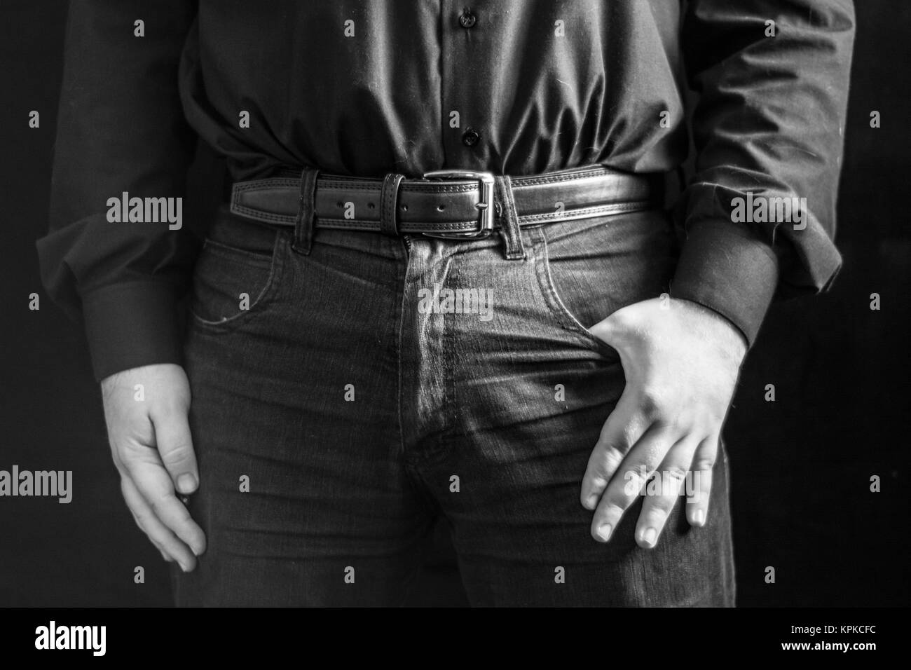 Hombre vestido con camisa negra y jeans Fotografía de stock - Alamy
