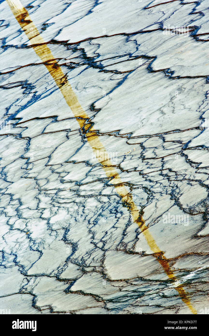 Patrón de mat bacteriana alrededor del perímetro del Grand Prismatic Spring, Midway Geyser Basin, Parque Nacional Yellowstone, Wyoming. Observó como la mayor fuente de agua caliente en los EE.UU. y la tercera más grande del mundo. Foto de stock