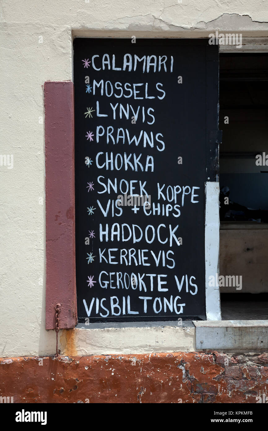 Firmar en afrikaans fuera pescaderos, Gansbaai, Western Cape, Sudáfrica. Foto de stock