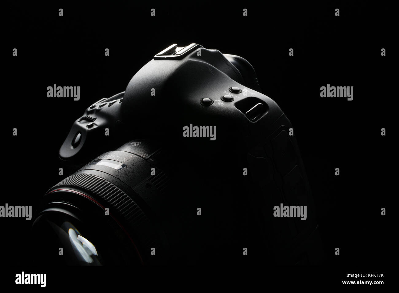 Modernas cámaras DSLR profesionales clave baja - imagen moderna cámara DSLR  con una lente de amplia apertura muy sobre Fotografía de stock - Alamy