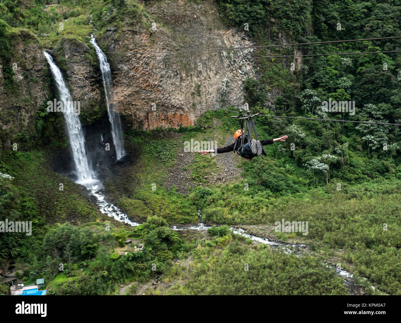 Turista se deslizan en el zip line viaje contra el velo de novia (Manto de  la novia), salto en cascadas, ruta, Banos, Ecuador Fotografía de stock -  Alamy