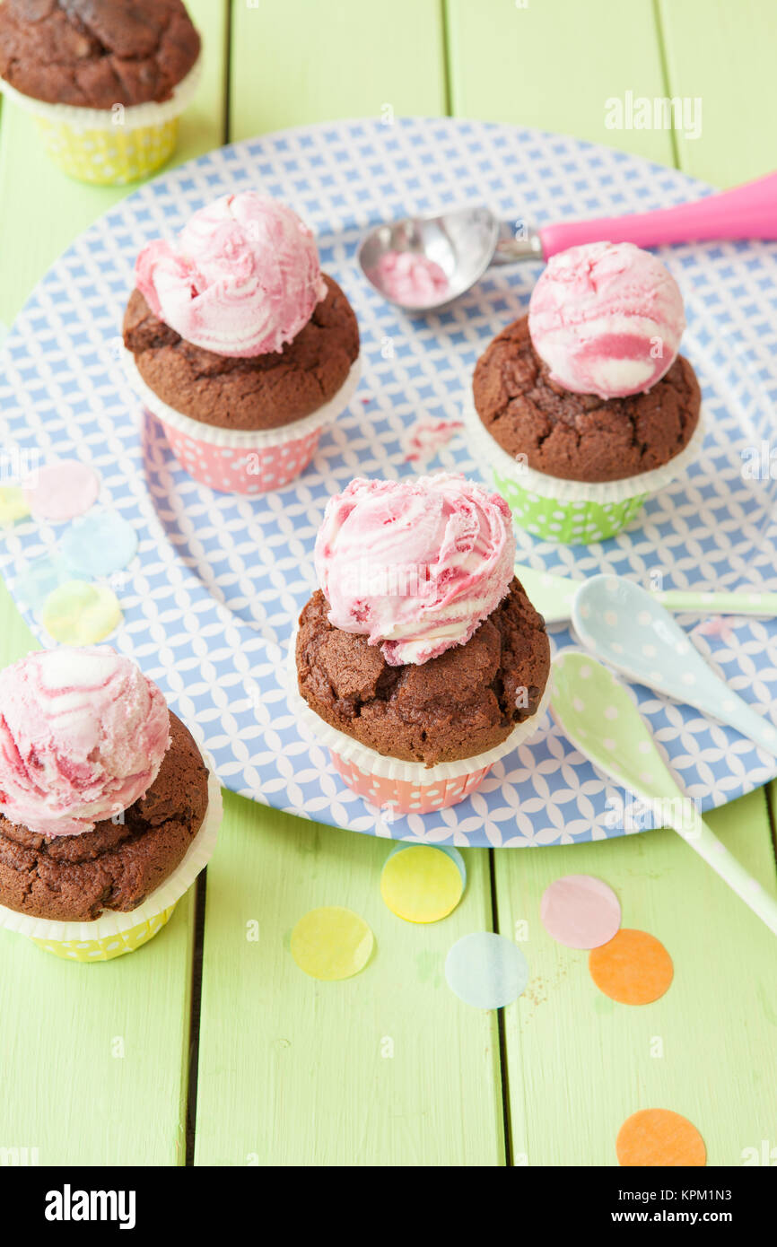 Kleine Schokoladen Muffins mit Kugeln Sahnekirsch Eiscreme Fotografía ...