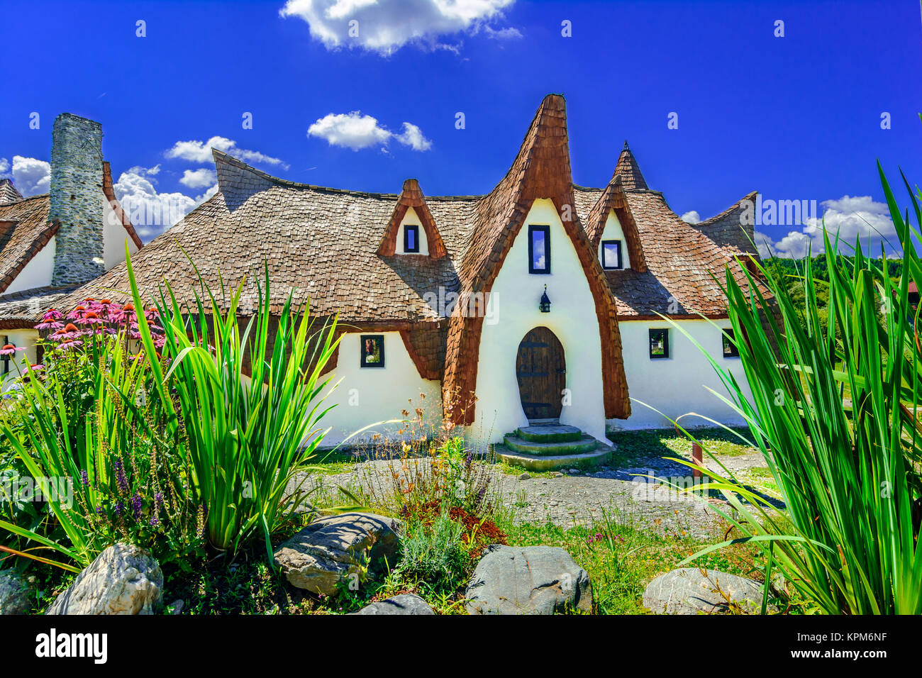 Porumbacu ,Sibiu, Rumania - Julio 19, 2017: el castillo de cuento de hadas de arcilla de Porumbacu Village, en la región de Sibiu, Rumania Foto de stock